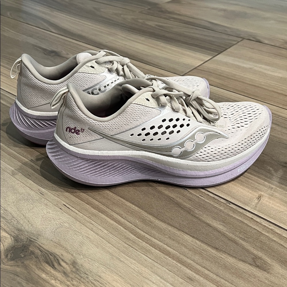 Saucony women’s Ride 17 7.5 wide
